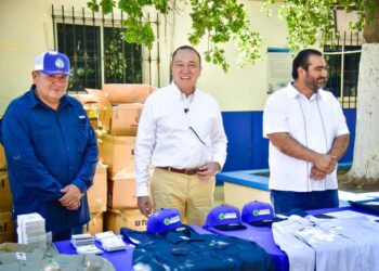 Entrega Antonio Menéndez uniformes y calzado a trabajadores sindicalizados de JAPAMA