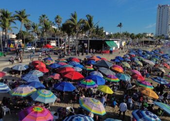 Playas de Sinaloa registran una gran afluencia de turistas esta Semana Santa