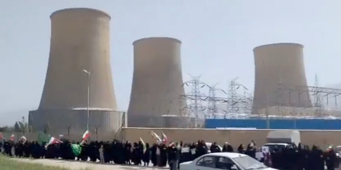 Cadenas humanas se extienden por centrales y puentes de Irán ante las amenazas de Trump