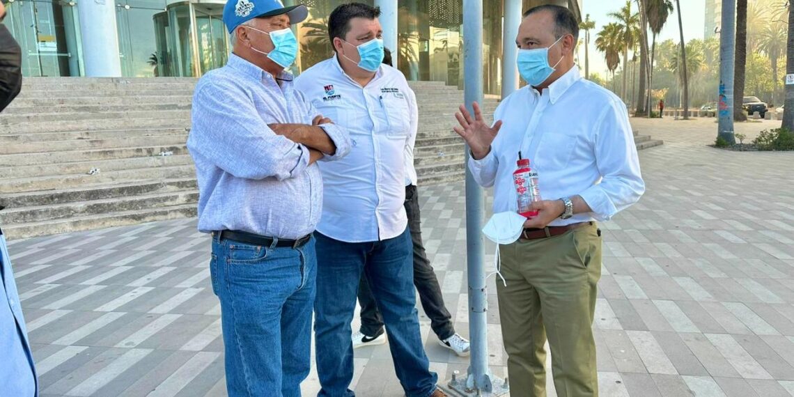 Gobierno de El Fuerte brinda apoyo y solidaridad a Ahome tras incendio en Plaza Fiesta Las Palmas