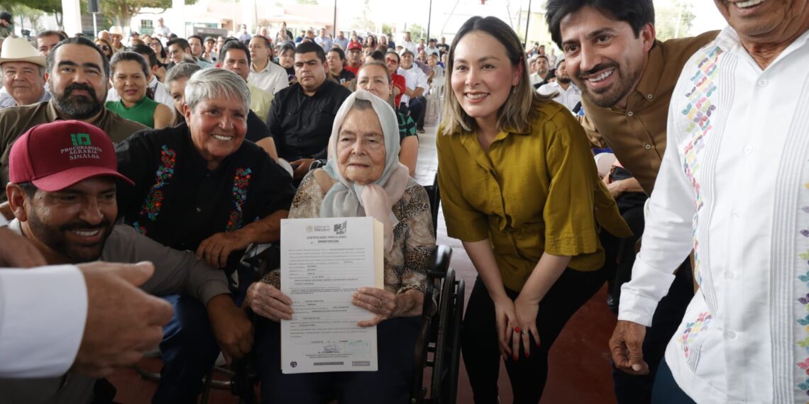 Gobernadora Yeraldine entregó títulos de propiedad que dan certeza jurídica a familias de Mocorito