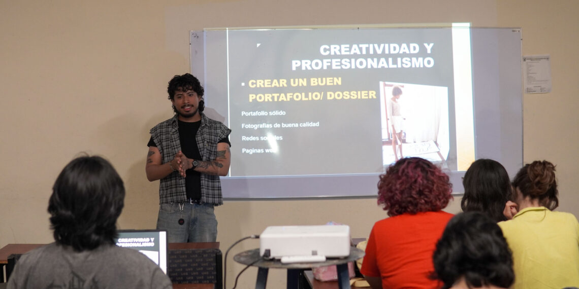 ¡Cómo cobrar por tu arte! Orienta el muralista Luis Manuel González a futuros artistas de la UAS sobre mercado laboral y el valor justo de su trabajo