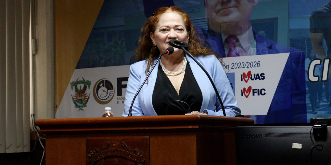 ¡De las aulas al éxito! Susana Iturralde inspira a futuros comunicólogos de la UAS, en el cierre del ciclo de conferencias “Atmósferas Narrativas”