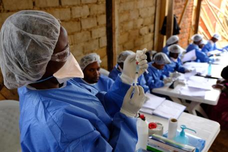 La vacuna contra la actual cepa del ébola podría estar lista en dos meses, estima la OMS