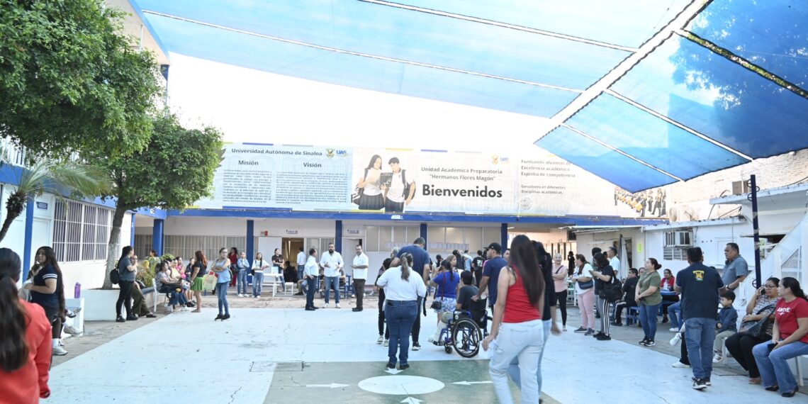 Con gran respuesta y organización, la UAS aplica examen de diagnóstico a miles de aspirantes de bachillerato; padres y aspirantes destacan su calidad e infraestructura