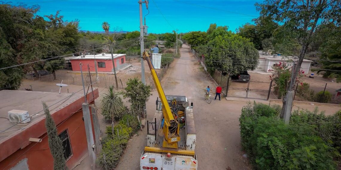 Gobierno de El Fuerte atiende red de drenaje y mejora alumbrado en La Constancia