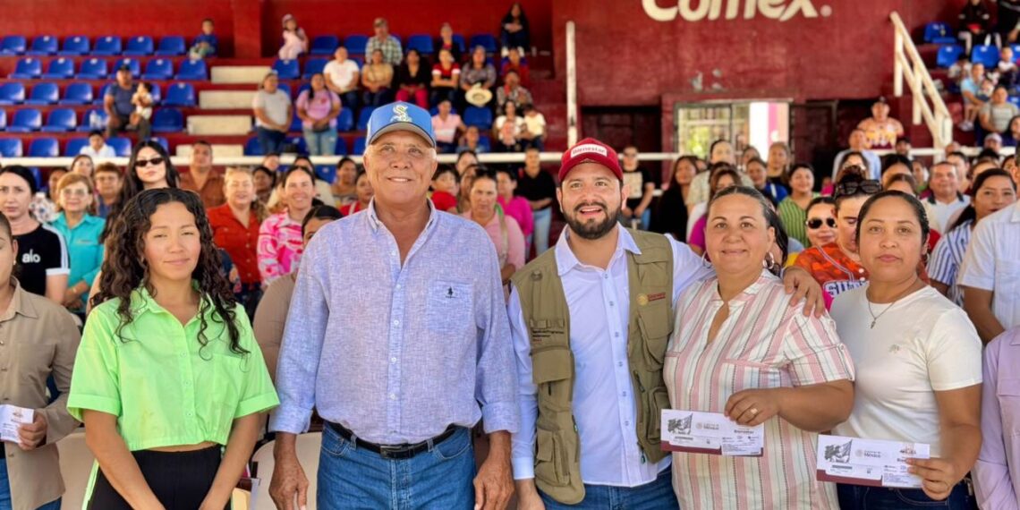 Alcalde Gildardo Leyva acompaña entrega de tarjetas del programa “La Escuela es Nuestra 2026”