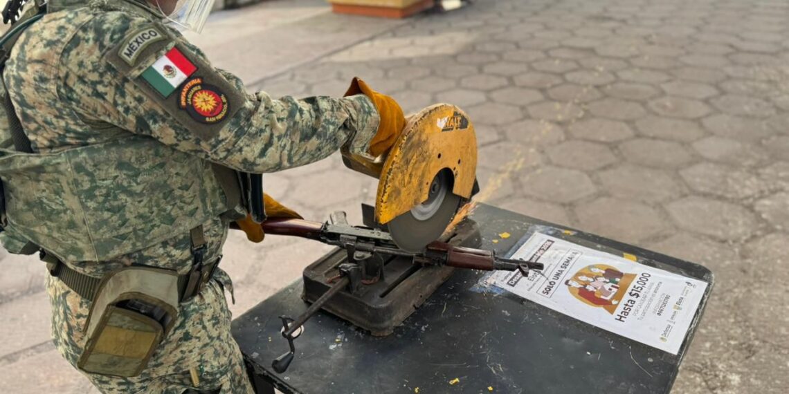 ¡Ya no las quieren! Familias siguen canjeando armas en Desarme Voluntario