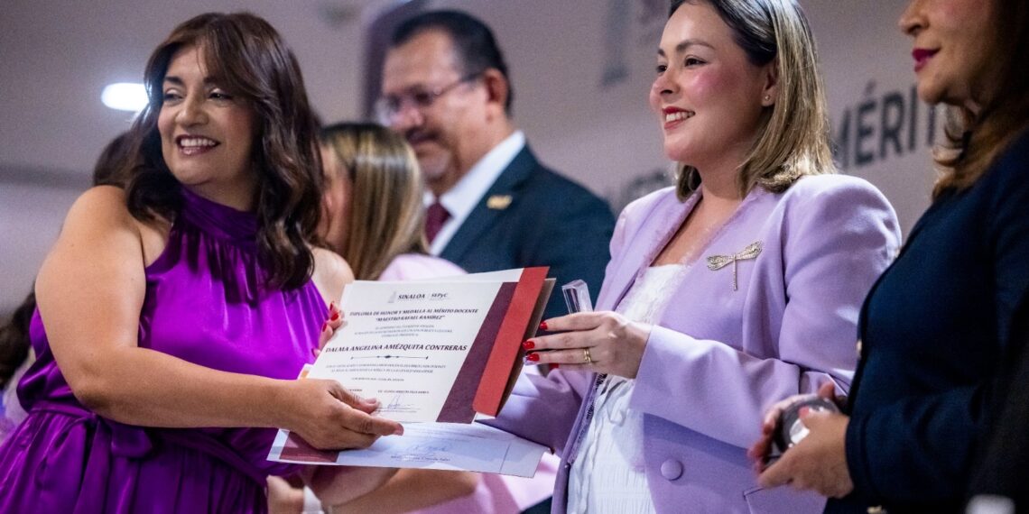 Entrega la gobernadora Yeraldine la medalla “Maestro Rafael Ramírez” a docentes con 30 años de servicio