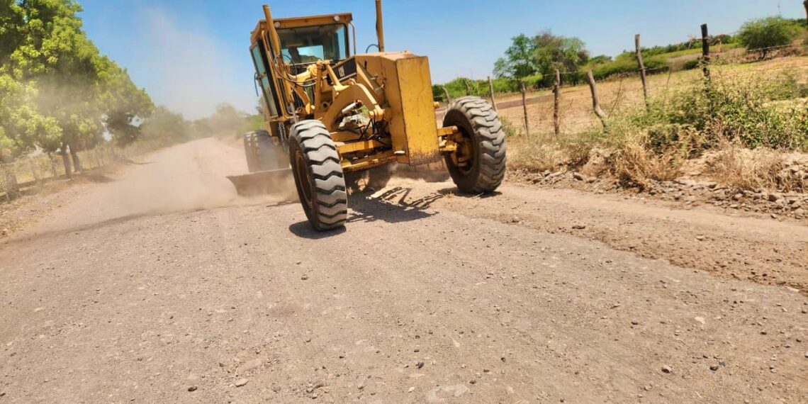 Gobierno de El Fuerte rehabilita caminos en comunidades de la sindicatura de Charay