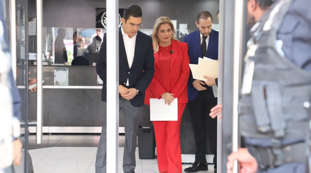 Maru Campos comparece en oficinas de FGR en CDMX