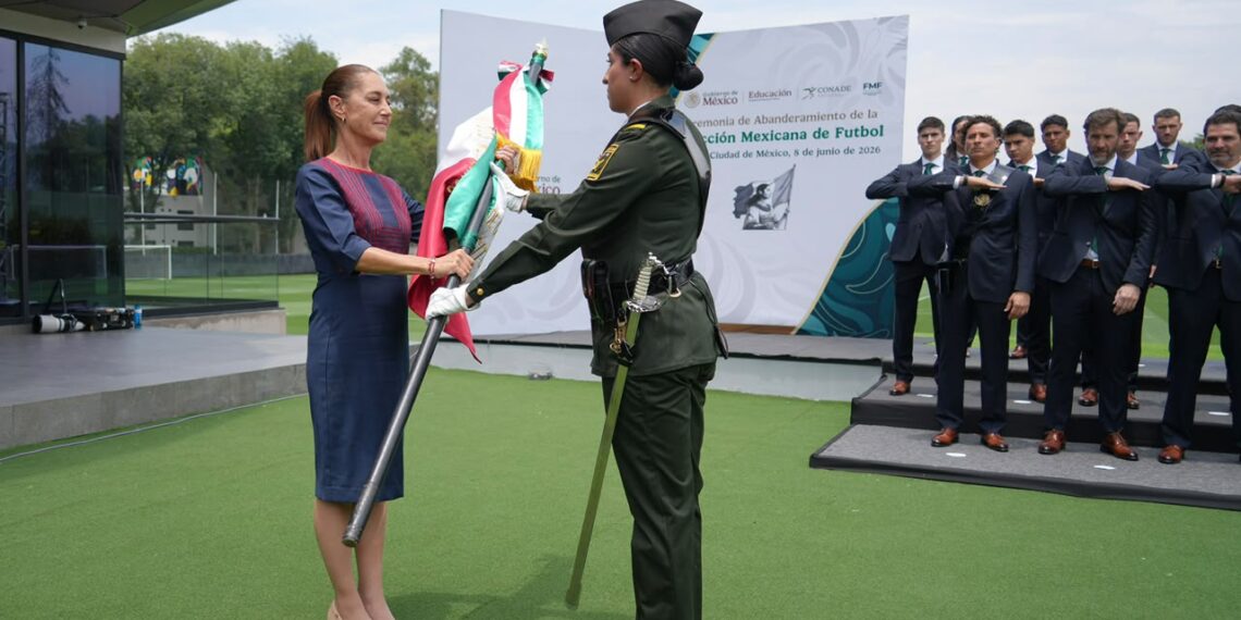 Presidenta Claudia Sheinbaum abandera a la Selección Nacional de México que participará en la copa mundial de la  FIFA 2026