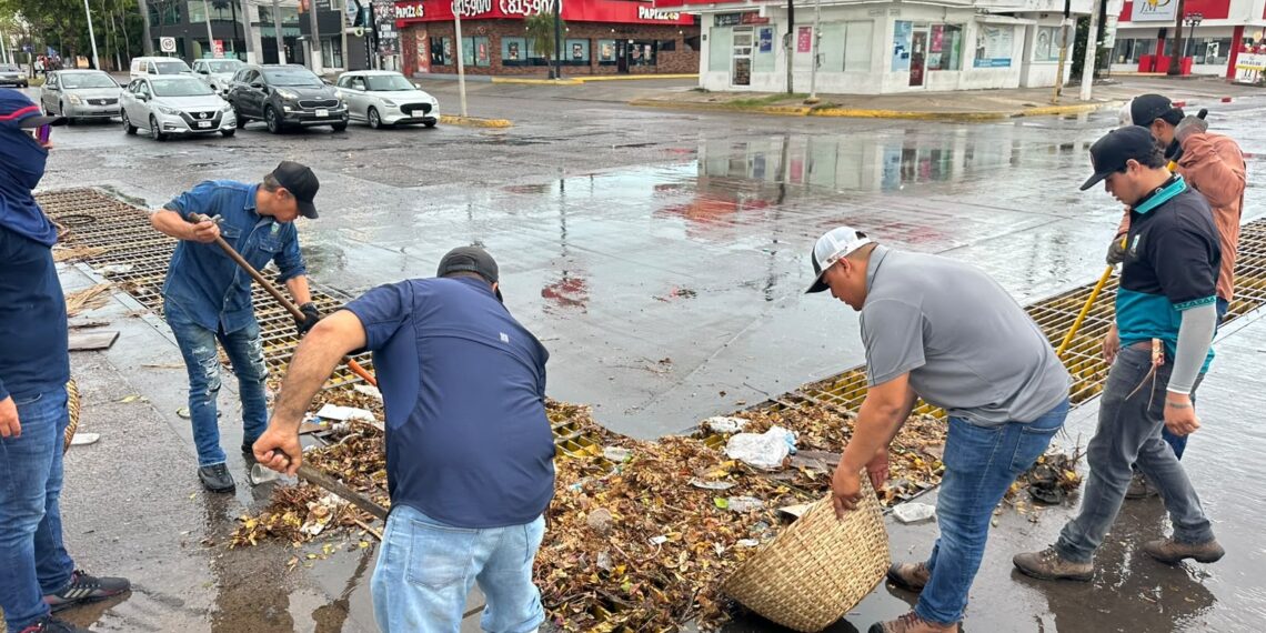 Brigadas municipales atienden puntos afectados por las lluvias en Ahome