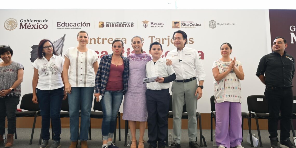 En Tijuana, Presidenta Claudia Sheinbaum entrega tarjetas de la beca Rita Cetina para uniformes y útiles; la recibirán 9 millones de estudiantes en todo el país