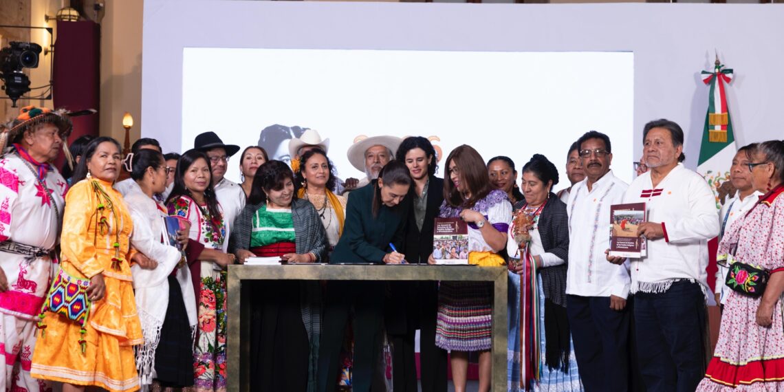 Por primera vez en la historia hay un reconocimiento pleno de sus derechos: Presidenta Claudia Sheinbaum firma convocatoria para consulta de iniciativa de Ley General de Derechos de los Pueblos Indígenas y Afromexicanos