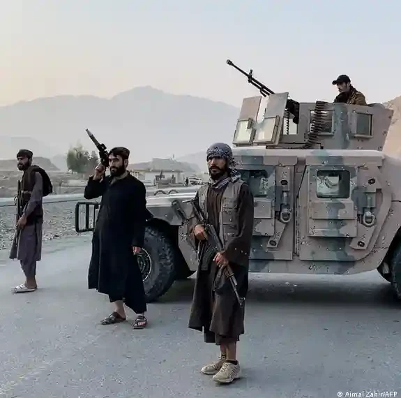 Pakistán lanza bombardeos sobre Afganistán: mata al menos a 36 civiles y hiere a 160 más