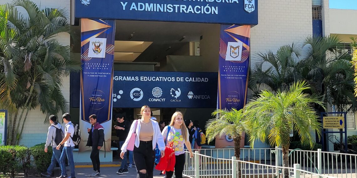 Reconoce la ANFECA al docente de la UAS, Víctor Manuel Mizquiz, como Académico Certificado en Contaduría Pública, y por asesoría de tesis ganadora