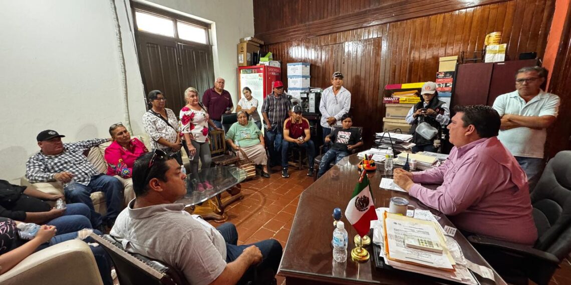 Ayuntamiento de El Fuerte atiende a habitantes de Estación Hoyancos por problemática de abastecimiento de agua