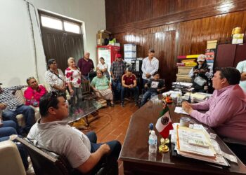 Ayuntamiento de El Fuerte atiende a habitantes de Estación Hoyancos por problemática de abastecimiento de agua