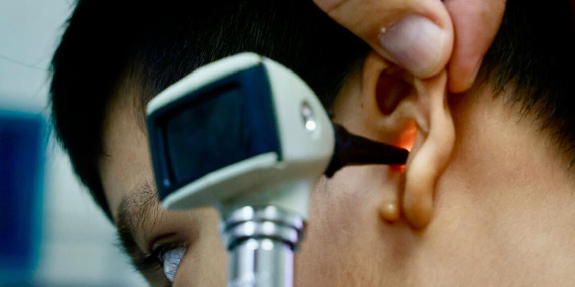 Otorga Beneficencia Pública vibradores óseos a pacientes con problemas auditivos