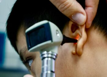Otorga Beneficencia Pública vibradores óseos a pacientes con problemas auditivos