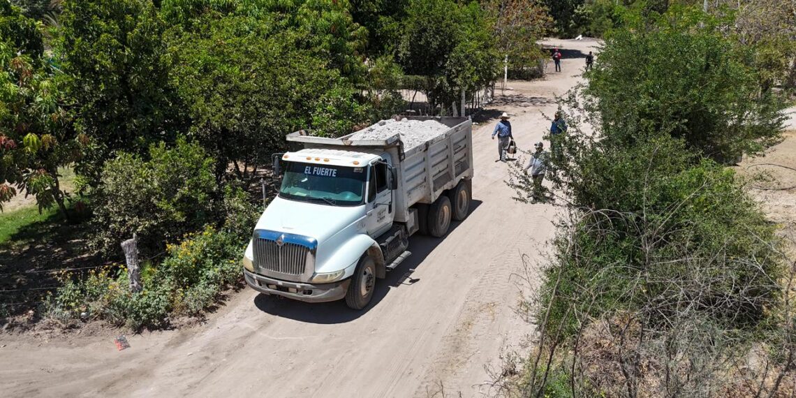 Alcalde Gildardo Leyva supervisa rehabilitación de calles y caminos en comunidades rurales de El Fuerte