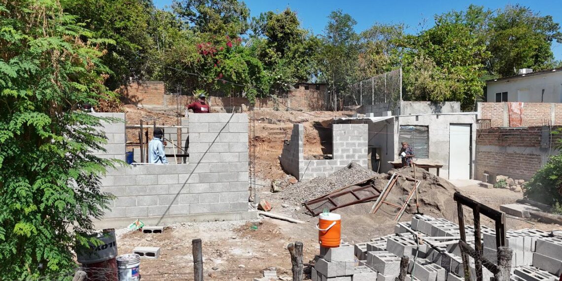 Gobierno de El Fuerte avanza en construcción de vivienda para adulta mayor afectada por incendio
