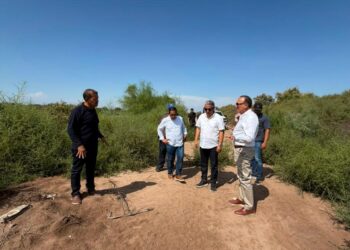 Antonio Menendez supervisa la segunda de tres etapas que comprenden la limpieza del Dren Juárez al sur