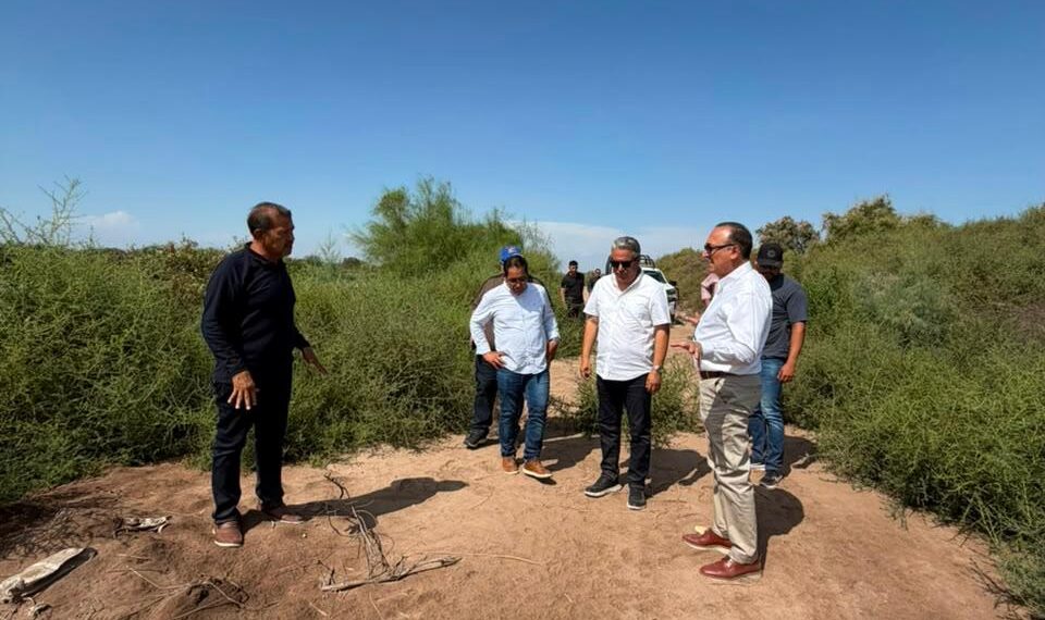Antonio Menendez supervisa la segunda de tres etapas que comprenden la limpieza del Dren Juárez al sur
