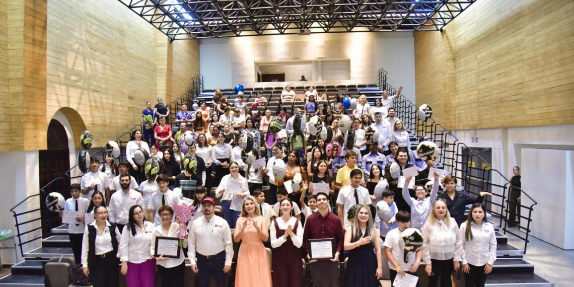 Se gradúan 52 alumnos de PANNASIR e ISEJA; DIF Ahome les ofrece emotiva ceremonia