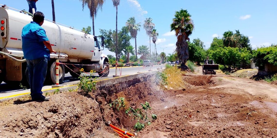 Obras Públicas atiende reparaciones de pavimento y revisa zona de riesgo en bulevar Antonio Rosales