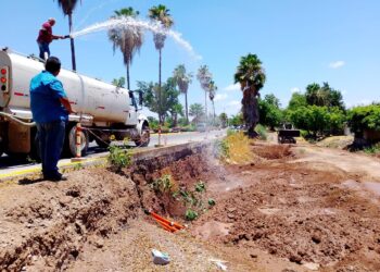 Obras Públicas atiende reparaciones de pavimento y revisa zona de riesgo en bulevar Antonio Rosales
