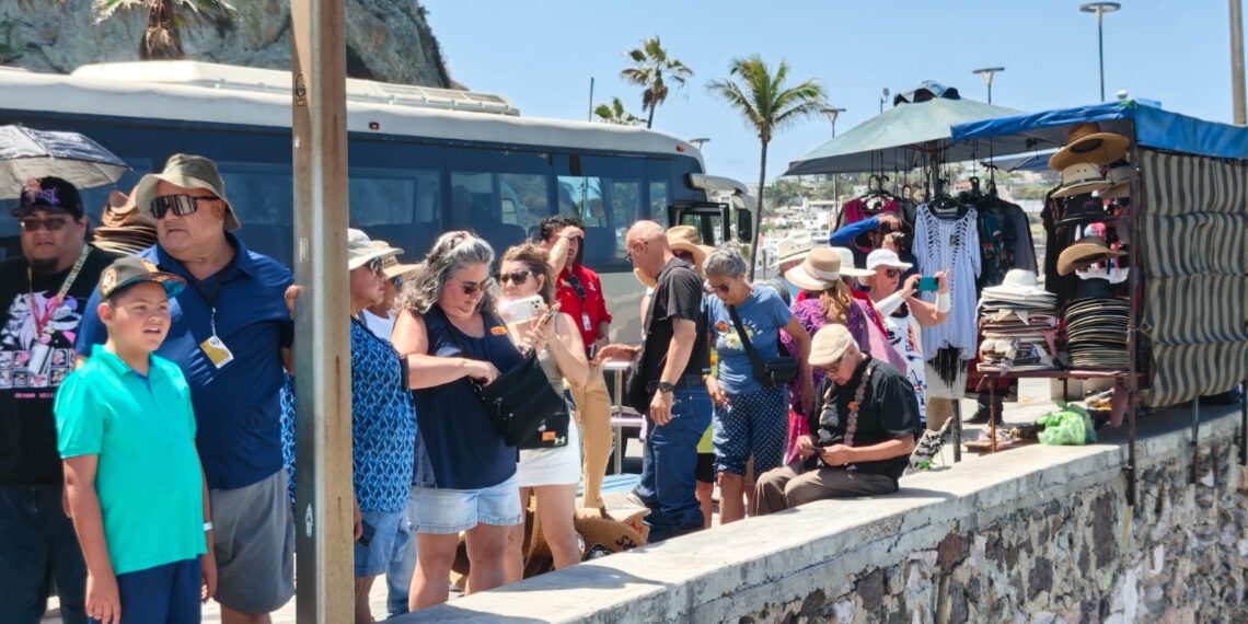 Recibe Mazatlán al “Carnival Panorama” con más de 4 mil cruceristas