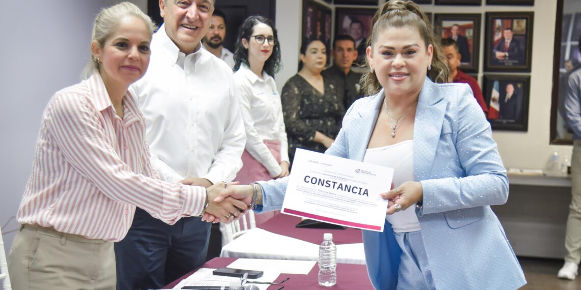 Emprendedores ahomenses reciben certificados de registro de marca de sus negocios