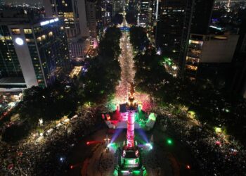 Kenia Os celebró en el Ángel de la Independencia el triunfo de la Selección mexicana y NADIE la reconoció