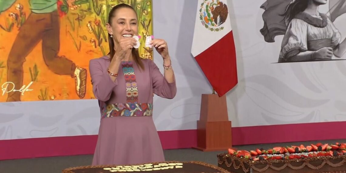 Sheinbaum celebra su cumpleaños con “Las Mañanitas”, los “Beatles” y pastel en la conferencia matutina