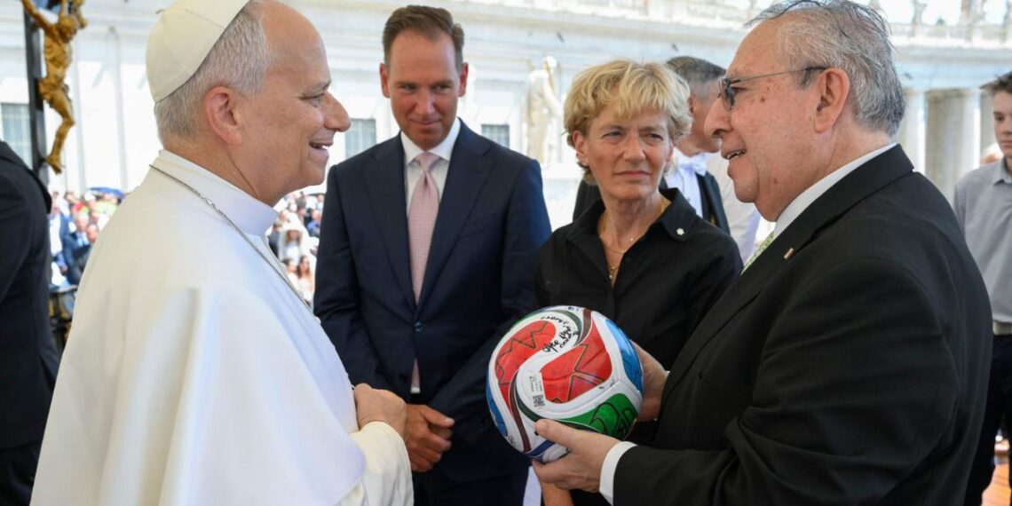 Papa León XIV recibe un balón del Mundial 2026; pide que México, EE.UU. y Canadá mantengan cooperación