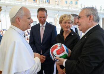 Papa León XIV recibe un balón del Mundial 2026; pide que México, EE.UU. y Canadá mantengan cooperación