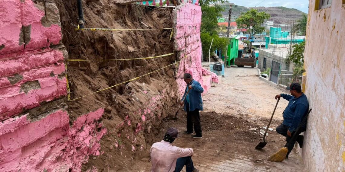 Gobierno de Ahome acude en auxilio de familia de Topolobampo con vivienda en riesgo por la lluvia