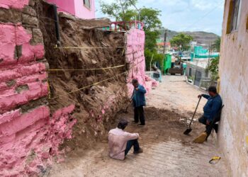 Gobierno de Ahome acude en auxilio de familia de Topolobampo con vivienda en riesgo por la lluvia