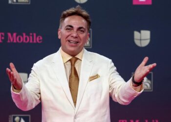 Cristian Castro confirma su romance y presenta a su nueva novia