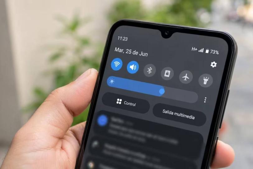 ¿Qué significa el símbolo H+ en tu celular y cómo recuperar la red cuando aparece?