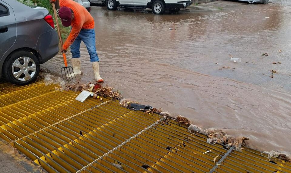 Ahome mantiene operativo preventivo por lluvias; brigadas limpian alcantarillas y bocas de tormenta