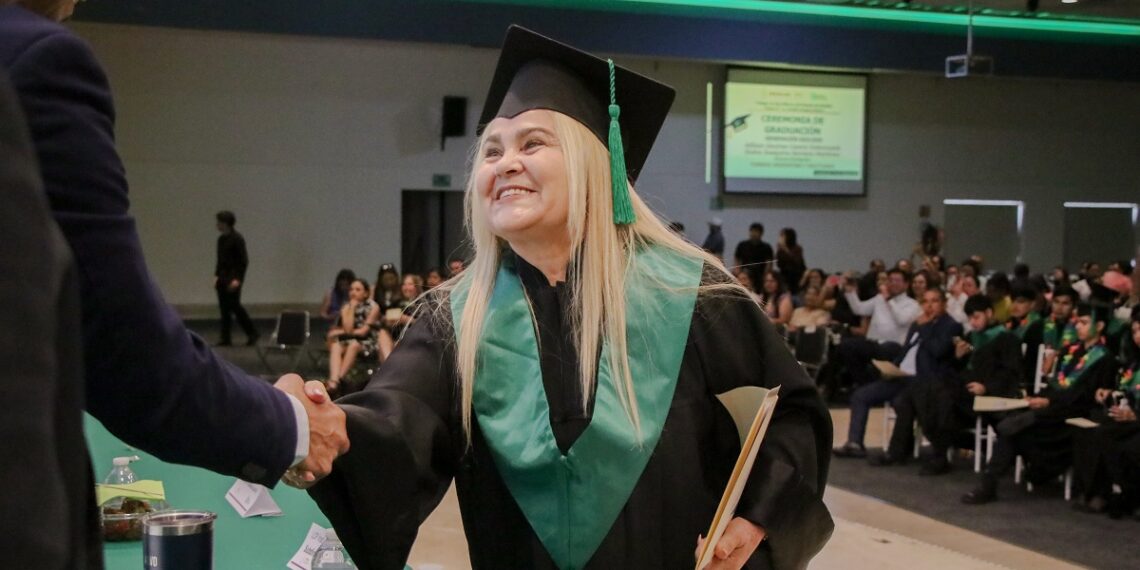 Con apoyo de docentes de COBAES, Silvia concluye bachillerato a los 63 años e invita a más personas adultas a continuar estudiando
