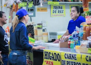 Roxana Rubio escucha a comerciantes de Navolato y refrenda su compromiso con la economía local