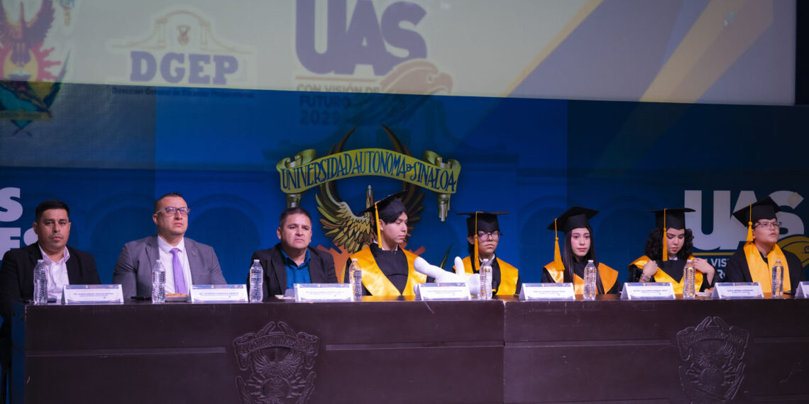 ¡Rumbo al futuro! Entre aplausos y apoyo familiar, 280 jóvenes celebran con orgullo su graduación en la Preparatoria Victoria del Pueblo de la UAS
