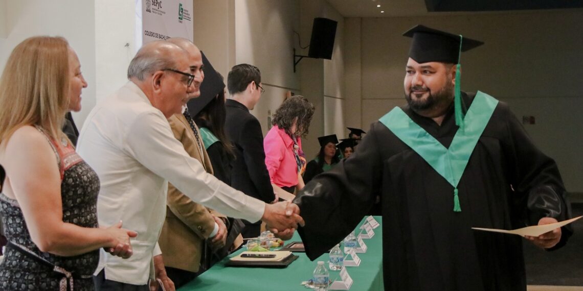 Un reto entre padre e hijo que terminó en triunfo: juntos concluyen su bachillerato en COBAES