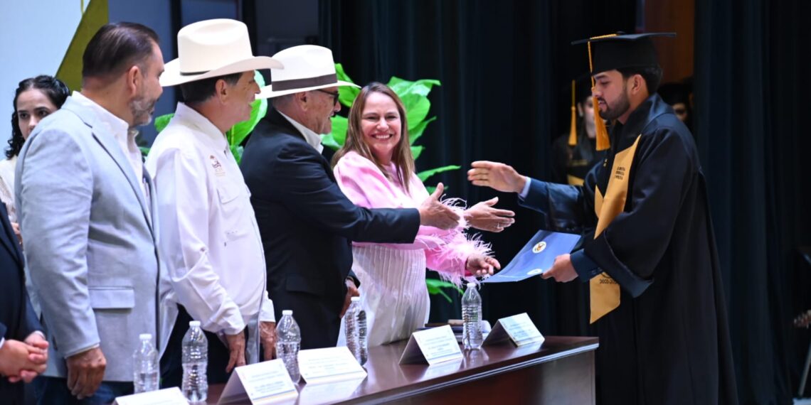 Egresa de la UAS la generación 41 de Medicina Veterinaria y Zootecnia; refrendan compromiso con el desarrollo de Sinaloa; 246 profesionales se integran al sector productivo