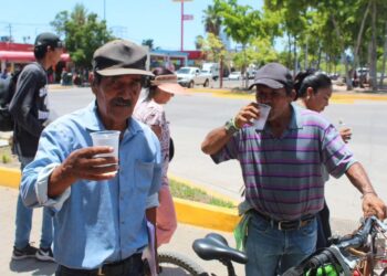 Mantiene Salud Ahome jornadas de hidratación y retiro de criaderos de moscos para evitar dengue y golpes de calor