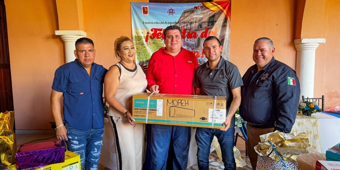 Gobierno de El Fuerte celebra a policías municipales